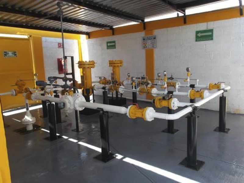 Estación de regulación y medición nueva, con tubería amarilla y blanca